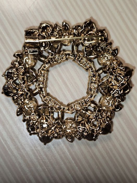 Брошь с синими камнями