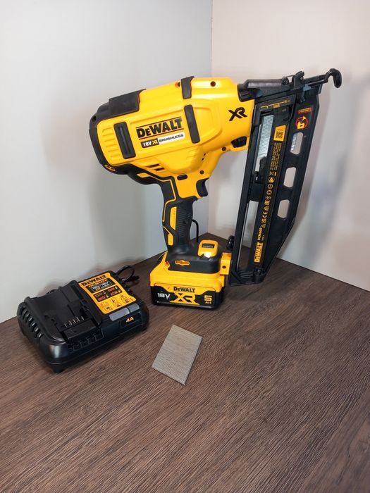 Vând pistol de cuie Dewalt