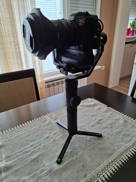 Продавам стабилизатор Zhiyun-Tech Crane 2