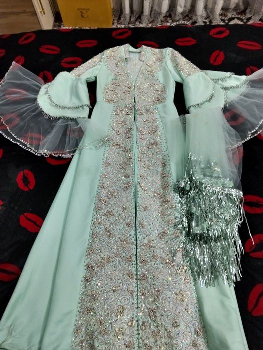 Ansanbil kelinlar uchun oq ko'ylagi brukchasi fatasi bor ichida