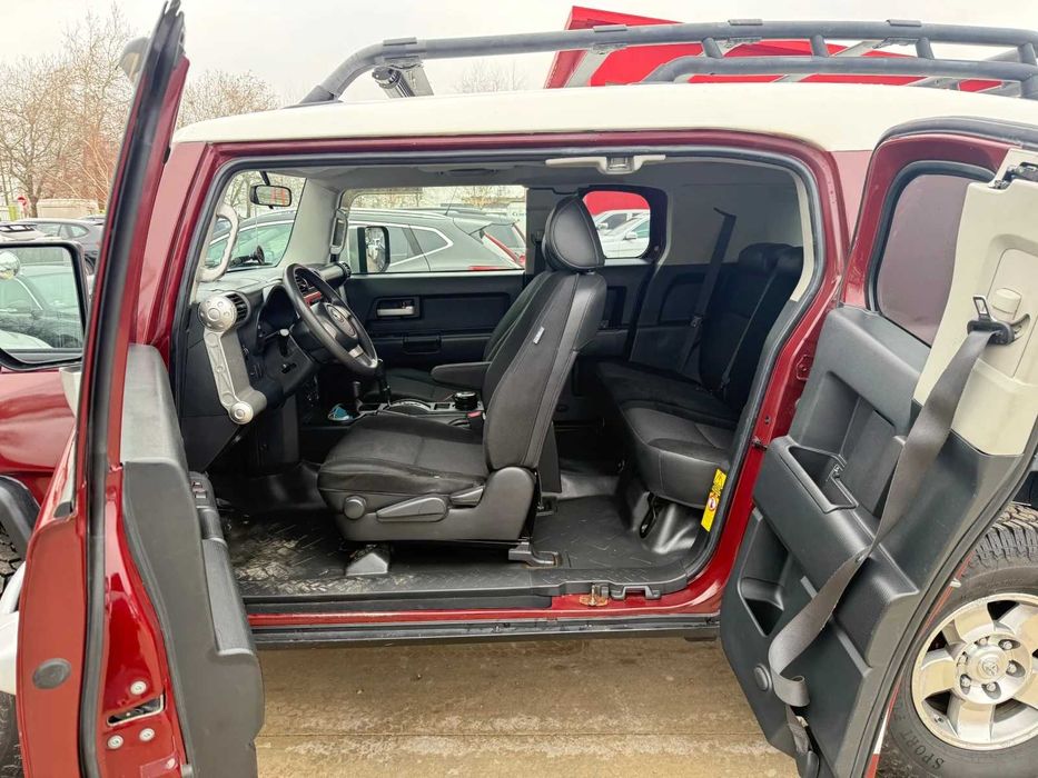 Toyota Fj cruiser 4х4* ЛЕБЕДКА* АВТОМАТ* РОЛБАР* УНИКАЛНА