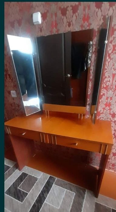 Туалетный столик с зеркалом