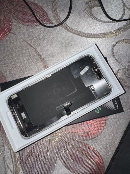 Продам дисплей и акб на айофн 15 про макс