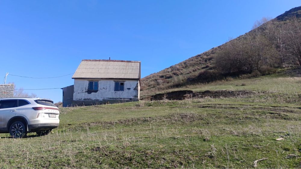 Продается дом вместе с сараем и землей