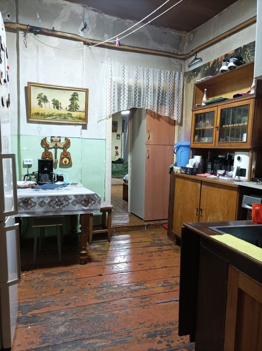 Продается Дом в общем дворе,в центре города