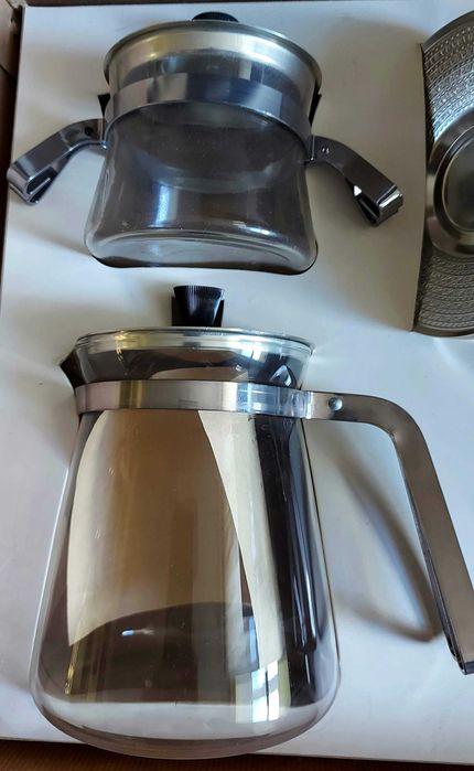 Set cafea, 6 cani cu farfurii, cafetiera si zaharnita, Cehoslovacia