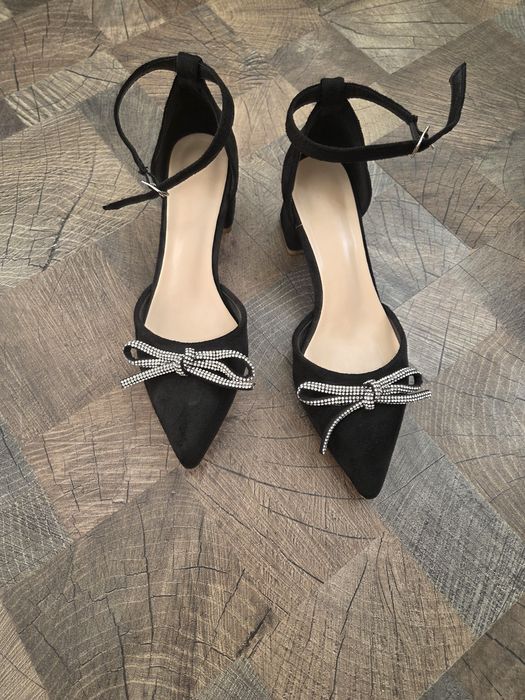 Черни официални обувки на ток