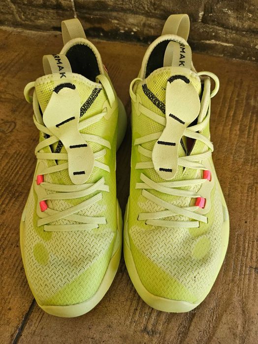 Неонови обувки за спорт