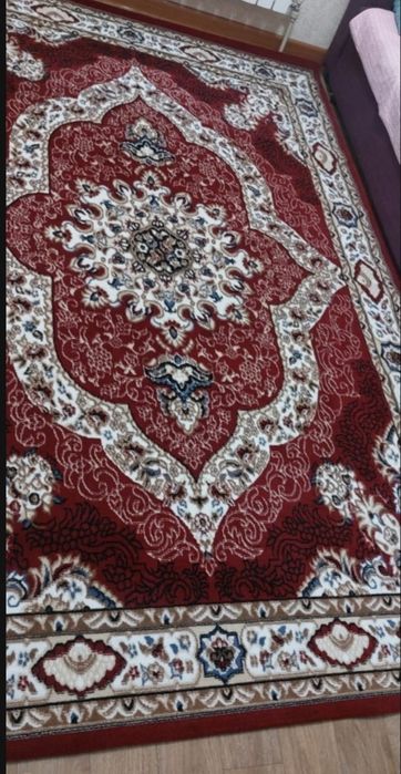 Продаю ковёр красный новый