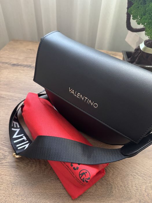 Geanta Valentino noua perfecta pentru cadou