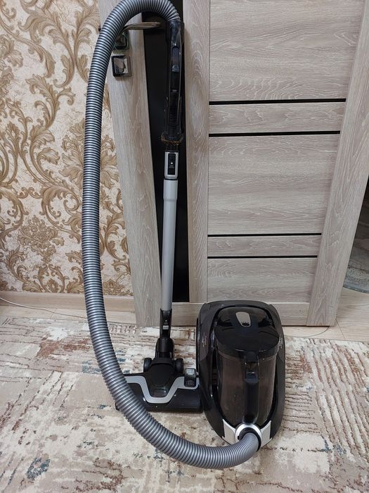 Пылесос фирмы"Tefal"В хорошем сострянии Работает отлично Торг уместет