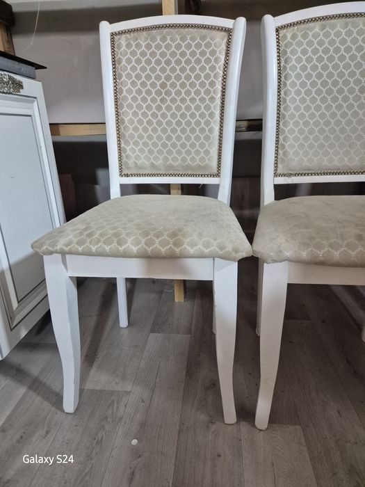 Деревянные стулья.