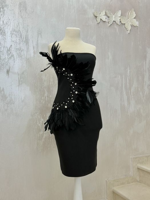 Елегантна черна рокля с пера и камъни – S/M/L (еластична)