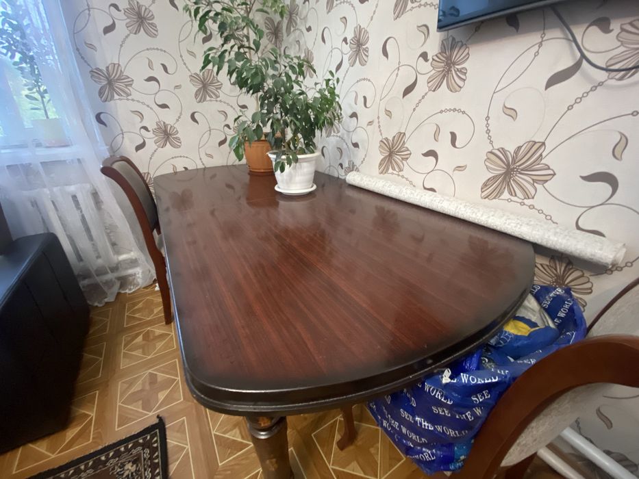 Стол для гостинной