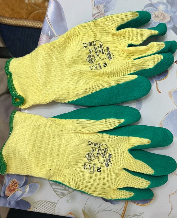 Продам рабочие перчатки разные.