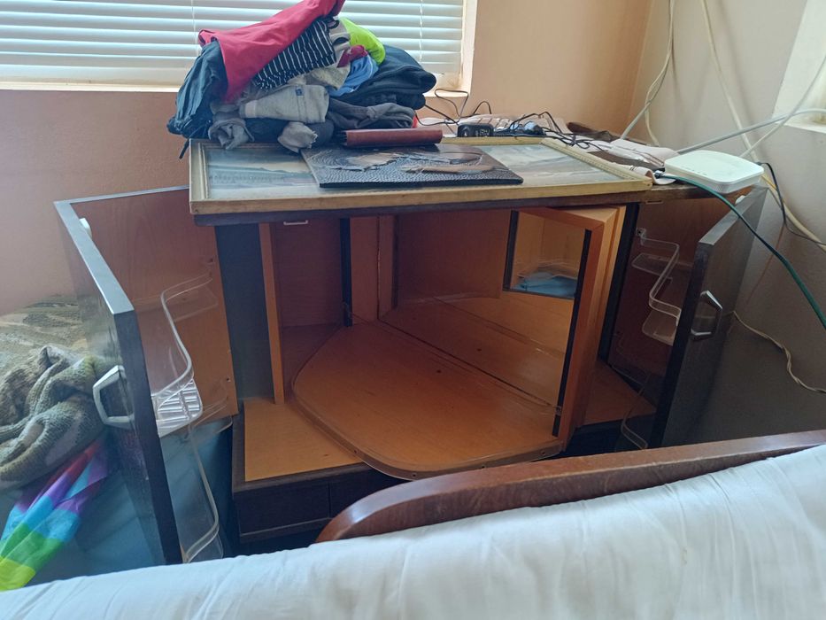 Дървен шкаф с въртящи врати