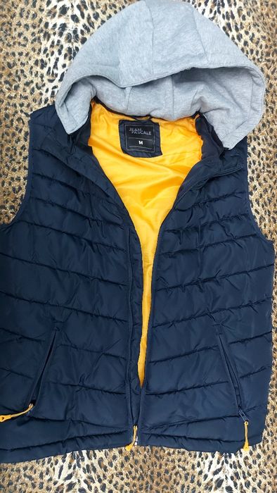 Vestă băieți,  cu glugă detașabilă, în stare foarte buma