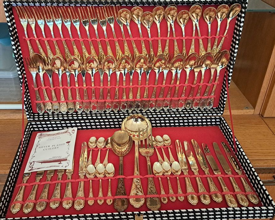 Комплект за хранене (прибори за 12 човека)