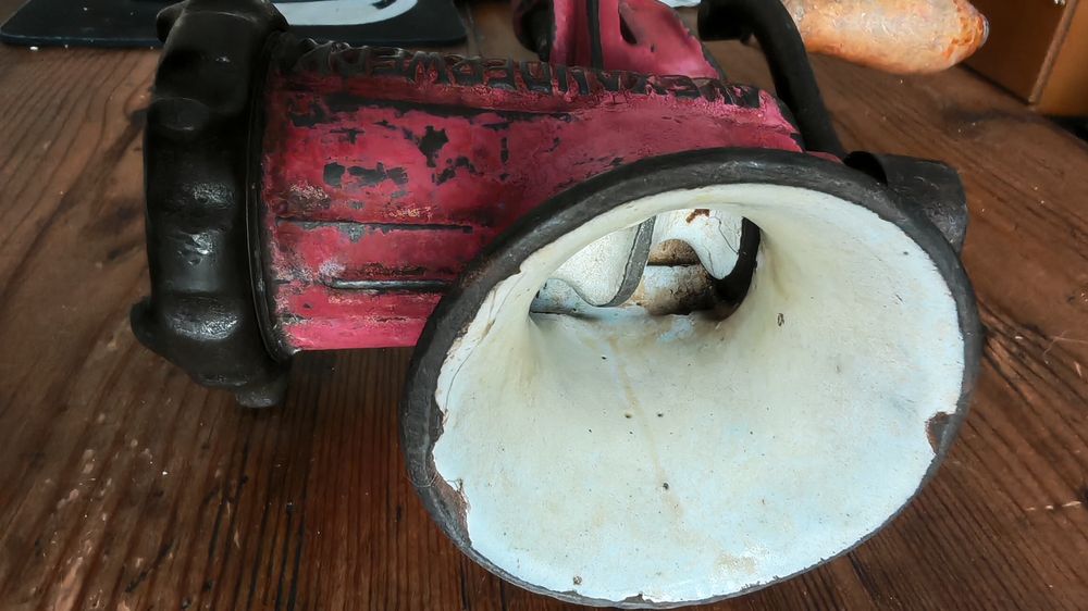 Антична ръчна  месомелачка модел номер 5 от 1910 - 1930 гд. 
Напълно о