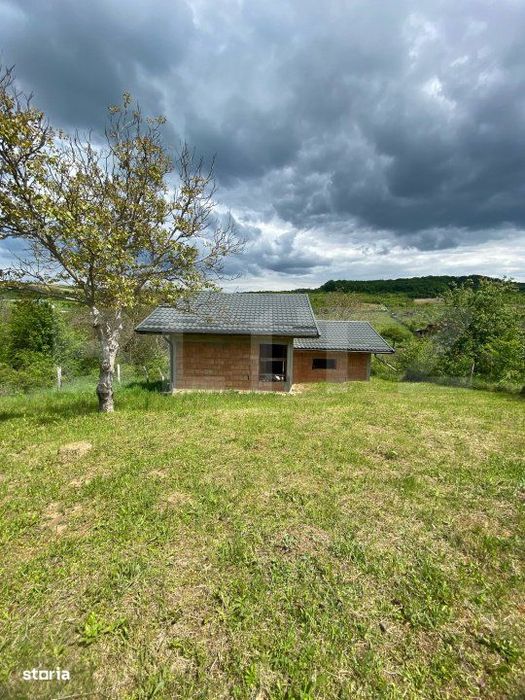 Casa la rosu, cu 3 camere, 74 mp,  teren 800 mp, zona Centura, Bistrit