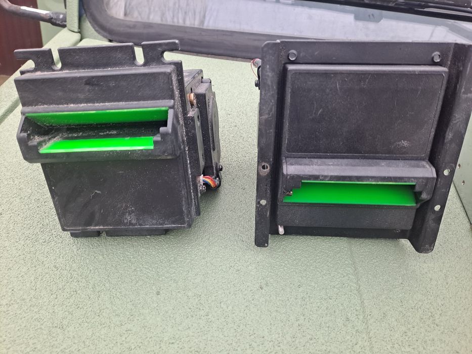 Vând acceptatoare cititoare bancnote.