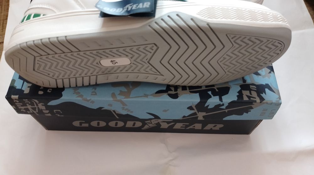 Pantofi sport nou cu eticheta mărimea 45