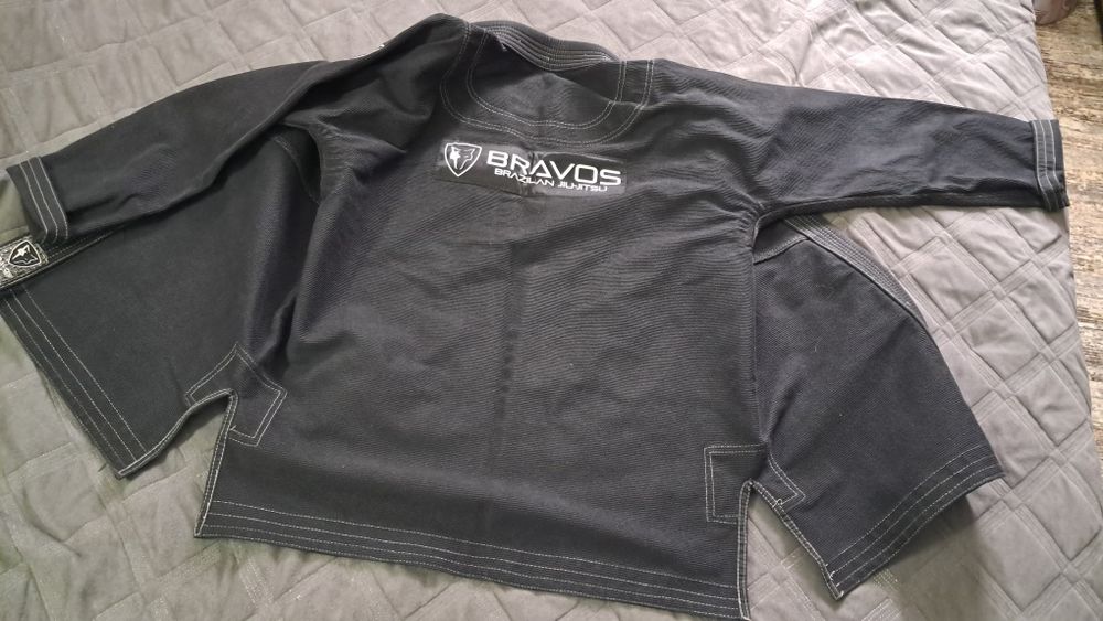 Кимоно для джиу-джитсу и рашгард.