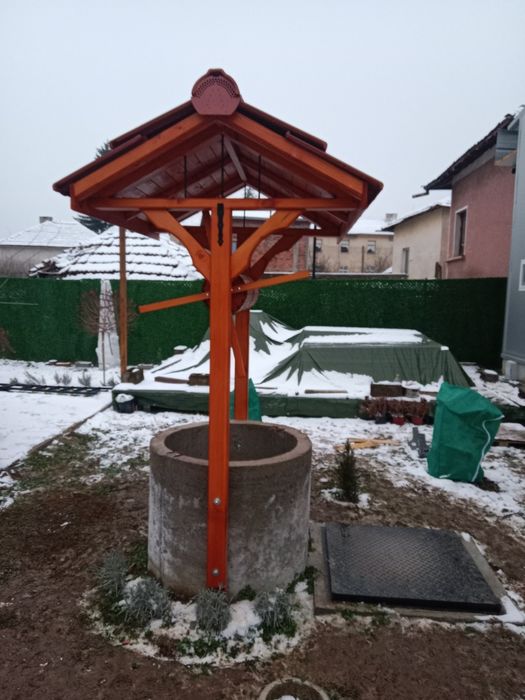 Произвеждам дървени конзоли за кладенци и дворни врати.