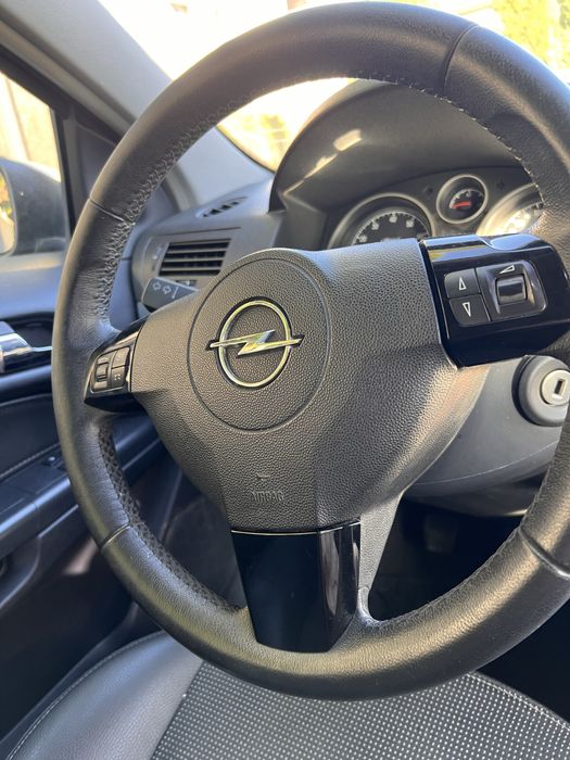 Opel Astra GTC gri