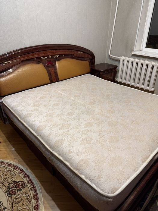 Большая кровать с матрасом