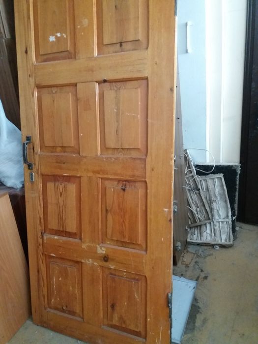 Двери деревянные, лакированные