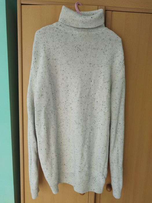 Продавам мъжки бял пуловер