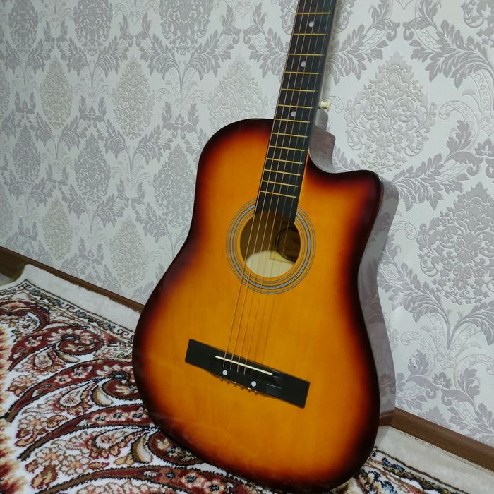 Gitara model 38C srochni sotiladi