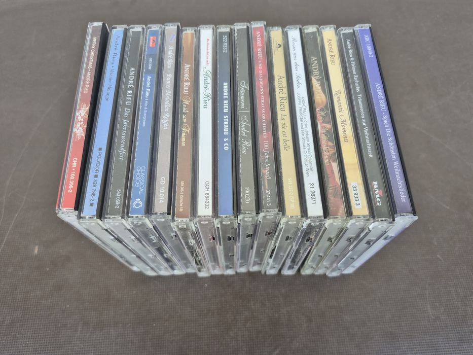 Vand Lot 40 CD muzică clasică mixta ,Andre Rieu, Andrea Bocelli, Placid Domingo, Careras, Luciano Pavarotti 

Artiști:

- F