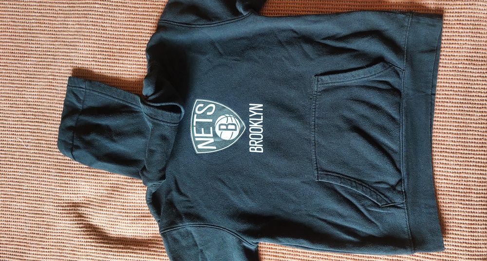 Спортен баскетболен екип и суитшърт