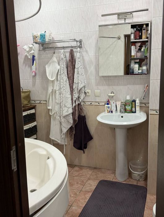 Квартира на Саракулька 2/1/5 общ пл 57м ,во есть дворике тапчан