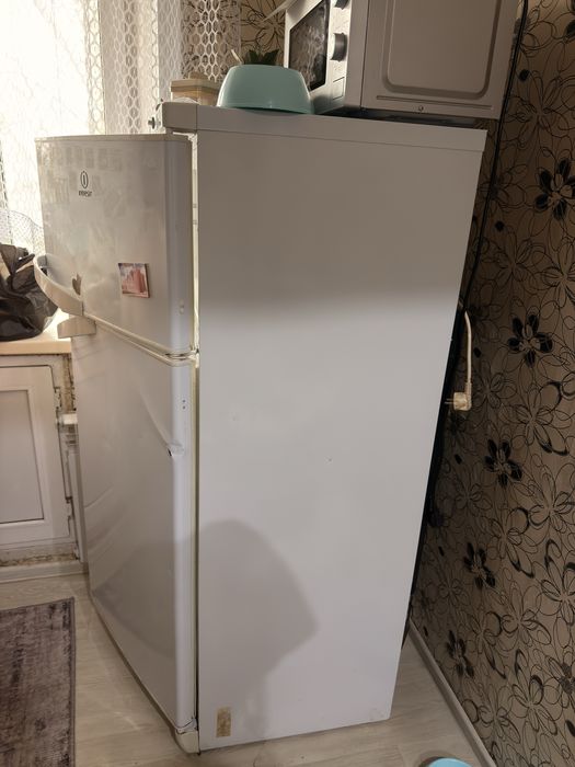 продам холодильник Indesit
