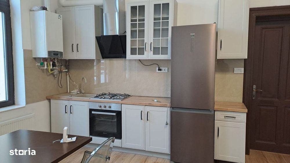 Apartament 3 camere,curte pentru o masina. Centrala proprie!