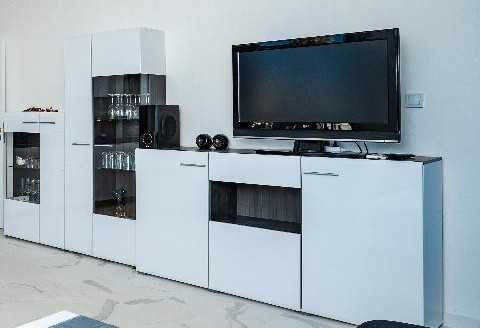 2 Секции и 1 Комод за хол с освтление