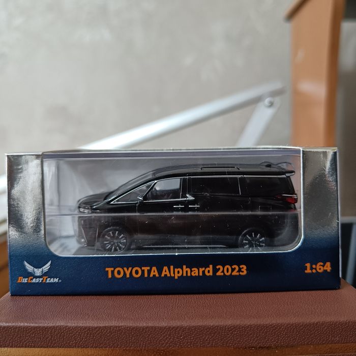 Toyota Alphard 2023 1:64 Hot Wheels