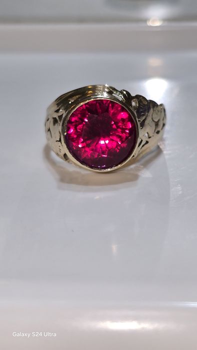 Златен мъжки пръстен с рубин