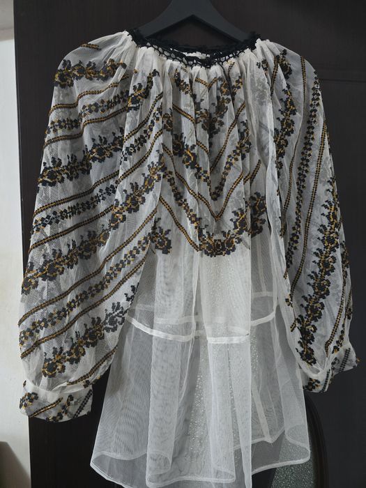 Ie cusuta pe perdea negru cu auriu