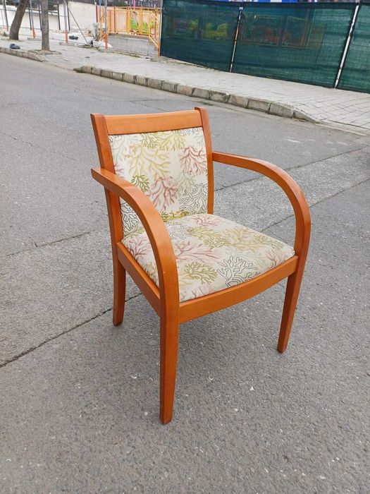 Кафяв стол за заведение