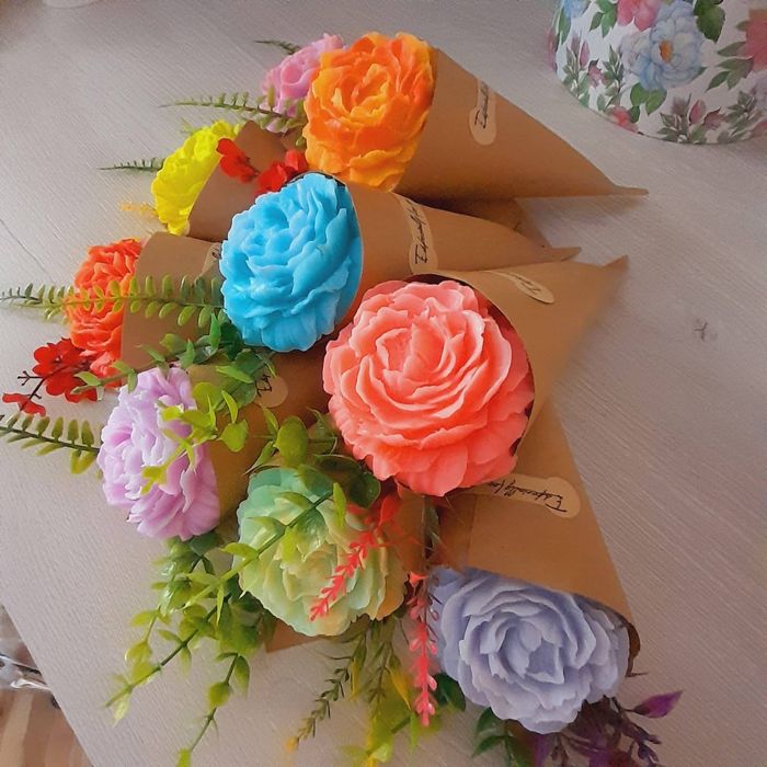 Букети от пластични и глицеринови цветя