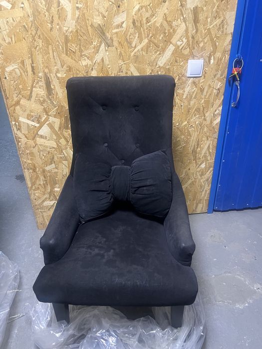 Продам 2 велюровых кресла с подушечкой