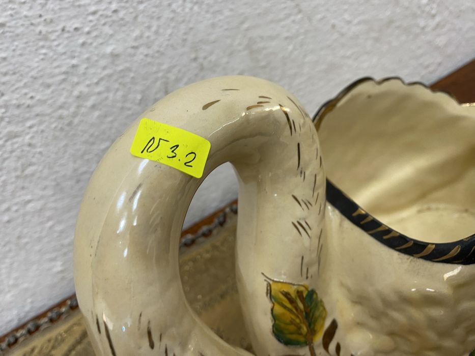 Белгийска порцеланова кашпа във формата на лебед