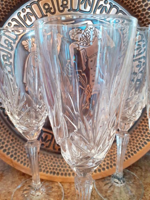 Два комплекта кристални чаши за вино и кристален пепелник