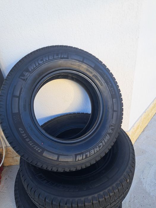 Anvelope Noi 225 75 16 CP Michelin Continental.