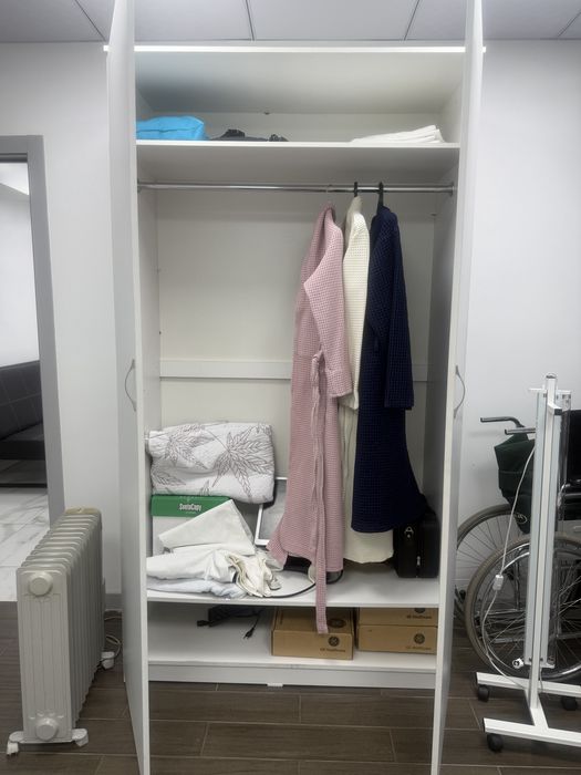 Офисный мебельный шкаф.