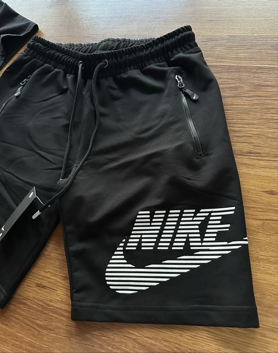 Мъжки,памучен,черен къс екип Nike с гумирано лого и ципове на джобовете